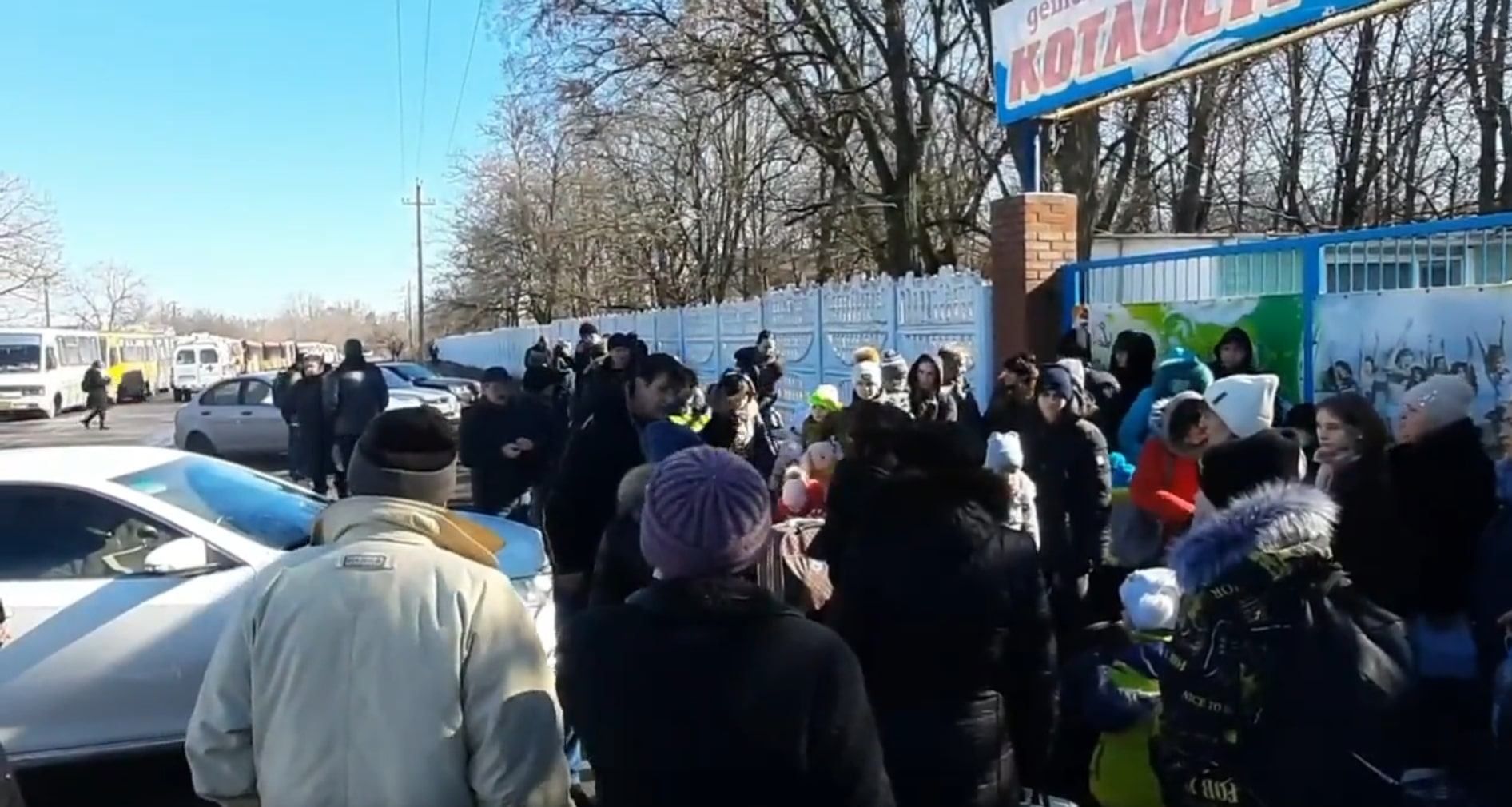 Автобусы стоят по несколько часов, дети уставшие, –  генконсул Украины в Ростове об "эвакуации"