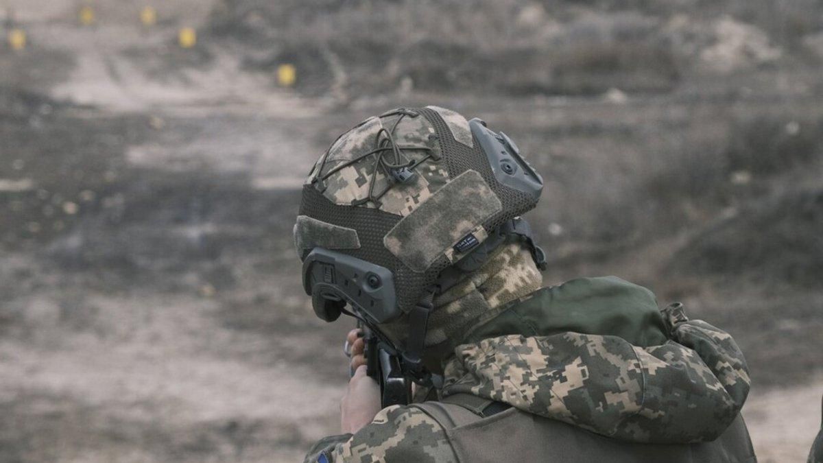 Оккупанты ранили украинского военного: обстрелы не прекращаются