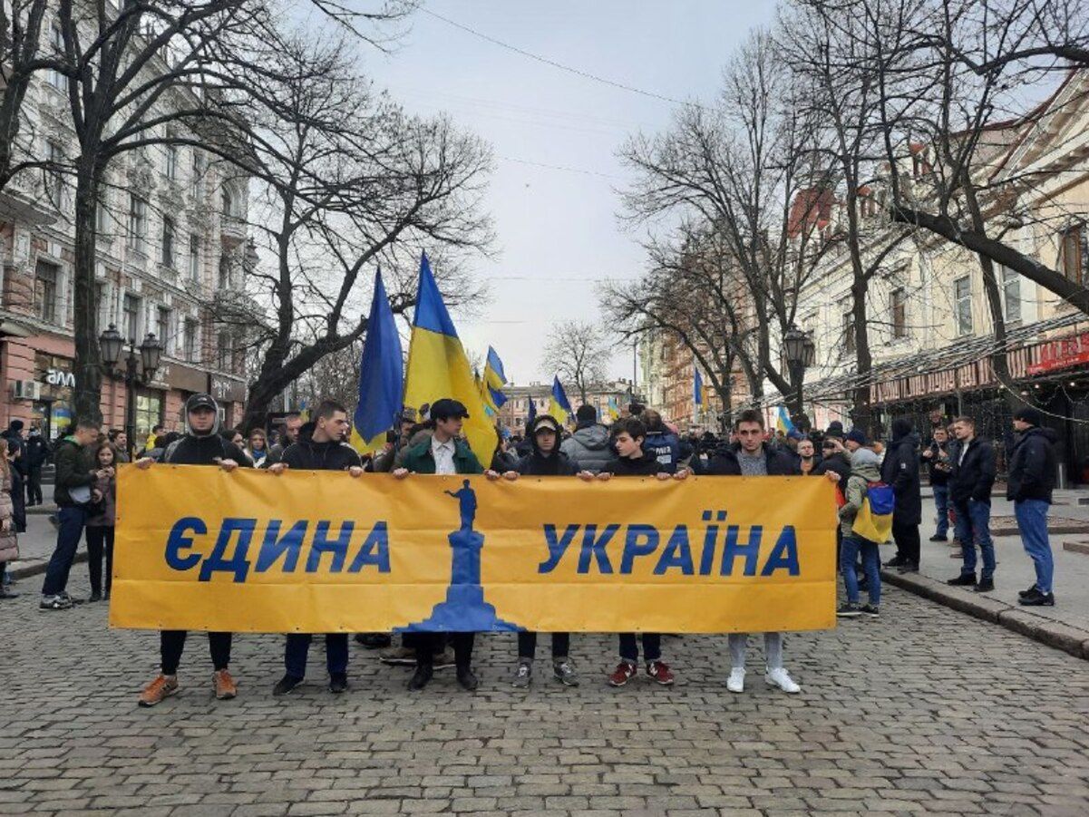 Тысячи людей с украинскими флагами: в Одессе прошел масштабный Марш единения