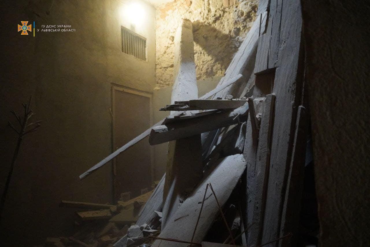 В центре Львова обрушилась крыша жилого дома: видео с места инцидента В центре Львова обрушилась крыша жилого дома: видео с места инцидента