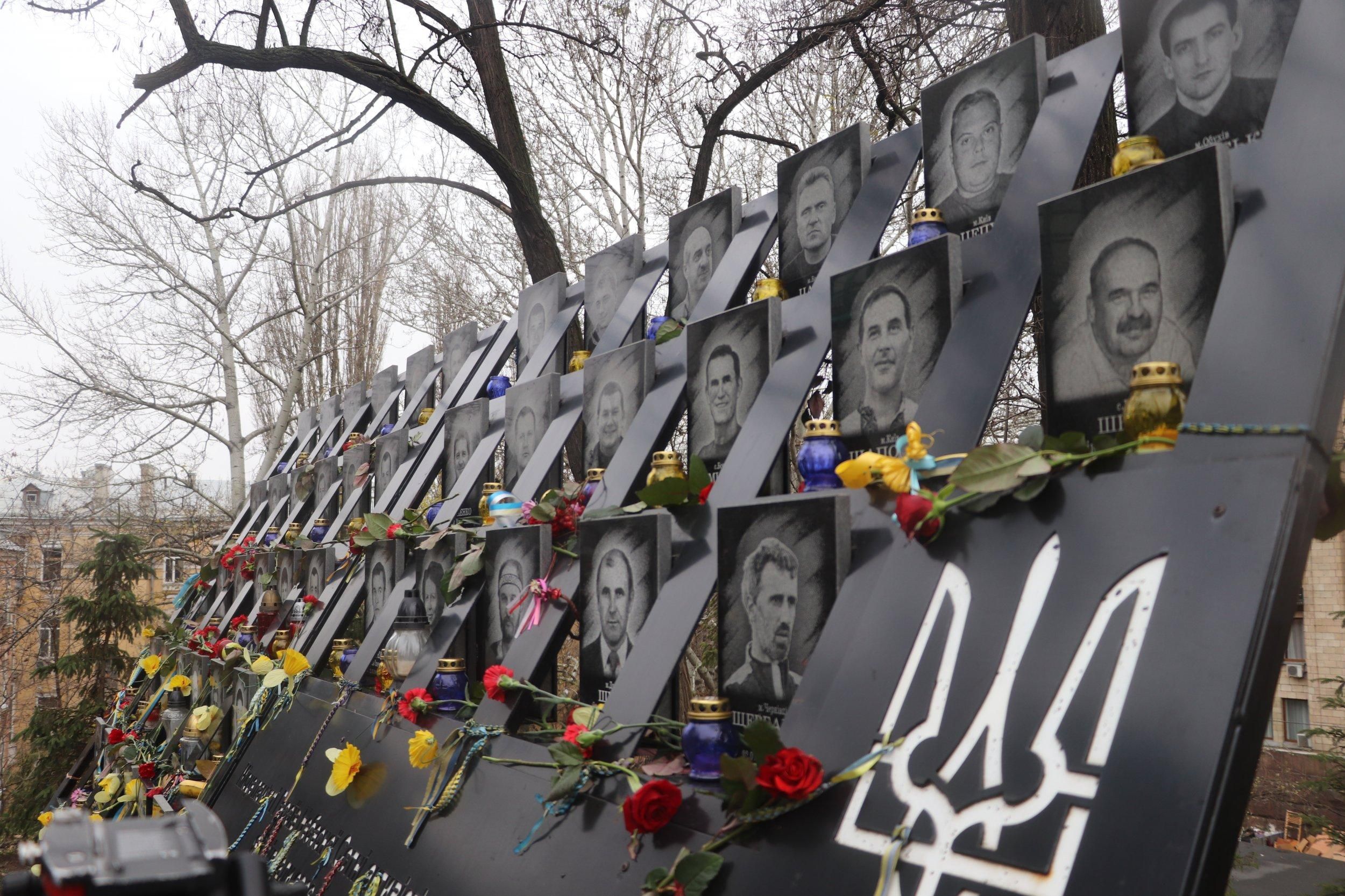 Как в Украине вспоминают Героев Небесной Сотни: трогательные кадры из городов Украины