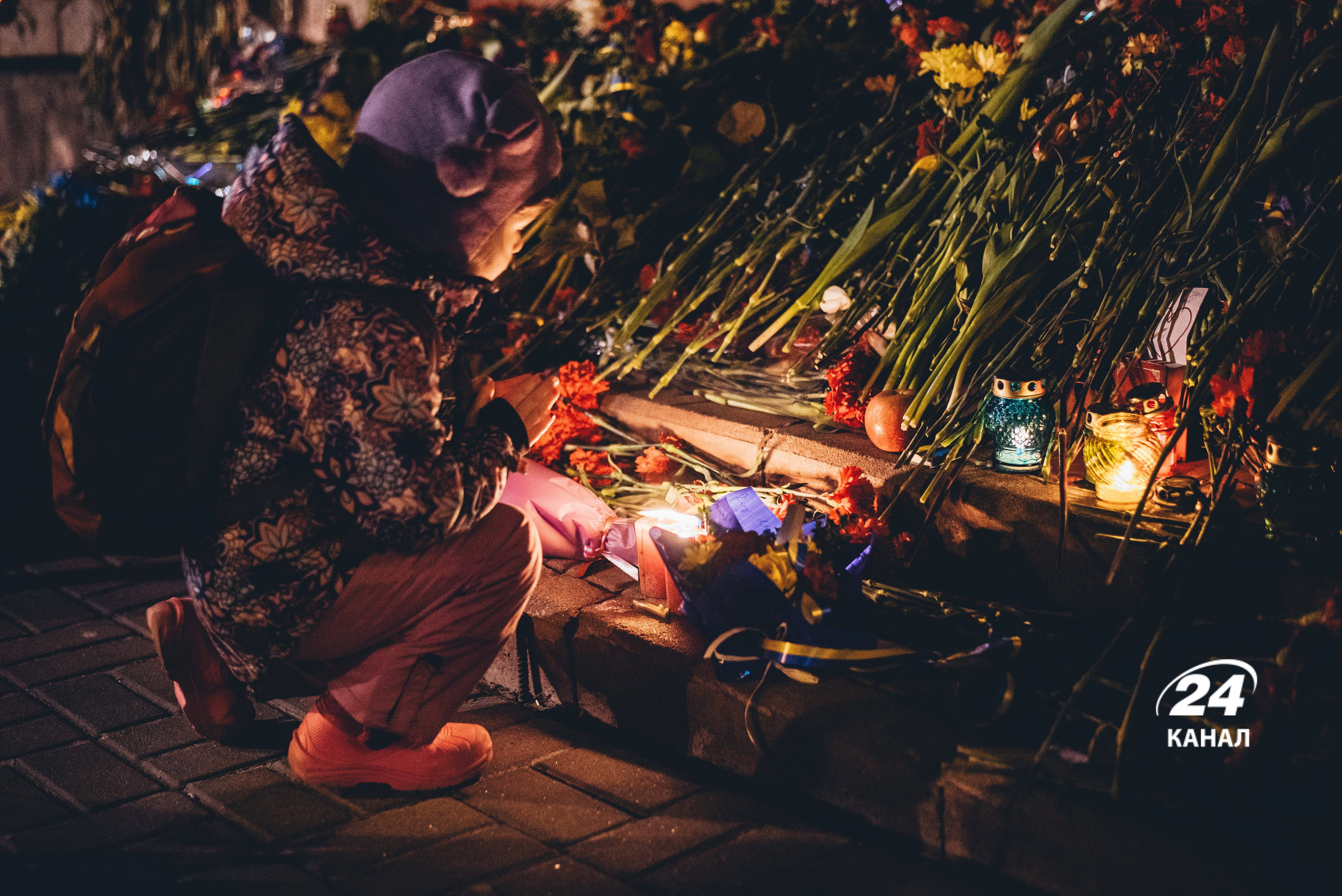Над Майданом засияли "лучи Достоинства": Киев чтит память Небесной Сотни – фоторепортаж Над Майданом засияли "лучи Достоинства": Киев чтит память Небесной Сотни – фоторепортаж