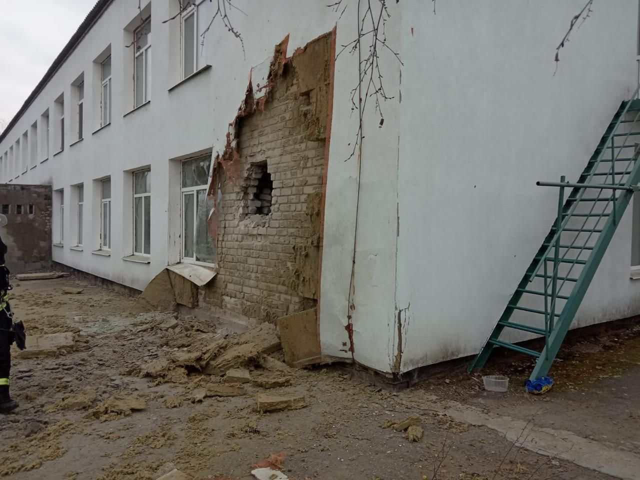 Через обстріли окупантів за кілька днів постраждали 4 мирних жителі, пошкоджено 104 будинки - Новини Росії і України - 24 Канал