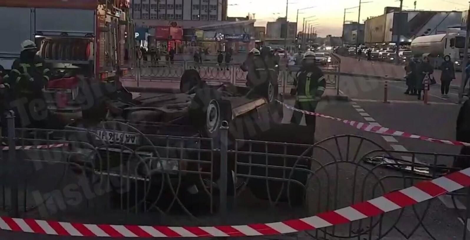 Догори колесами: біля метро "Почайна" сталась аварія - Новини Київ - Київ