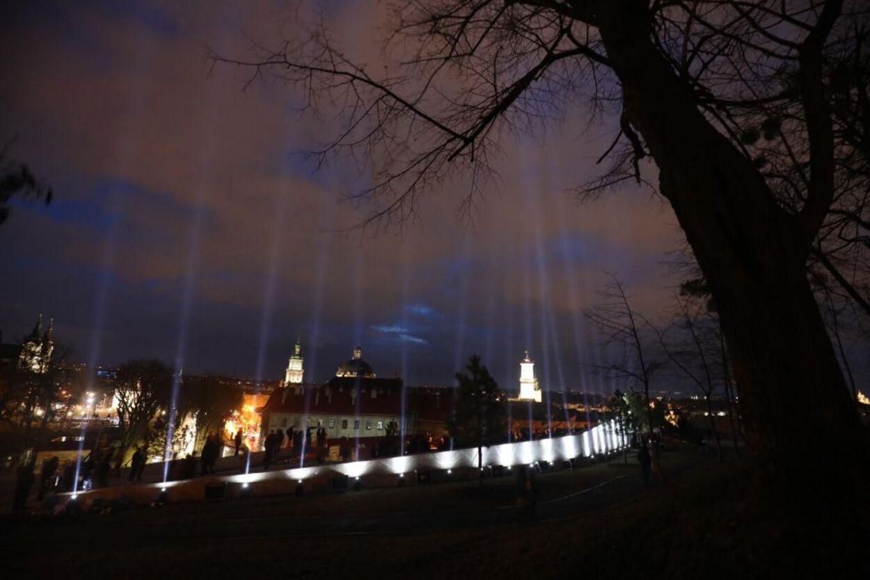 Во Львове зажгли десятки лучей в память о Героях Небесной Сотни: красноречивые фото