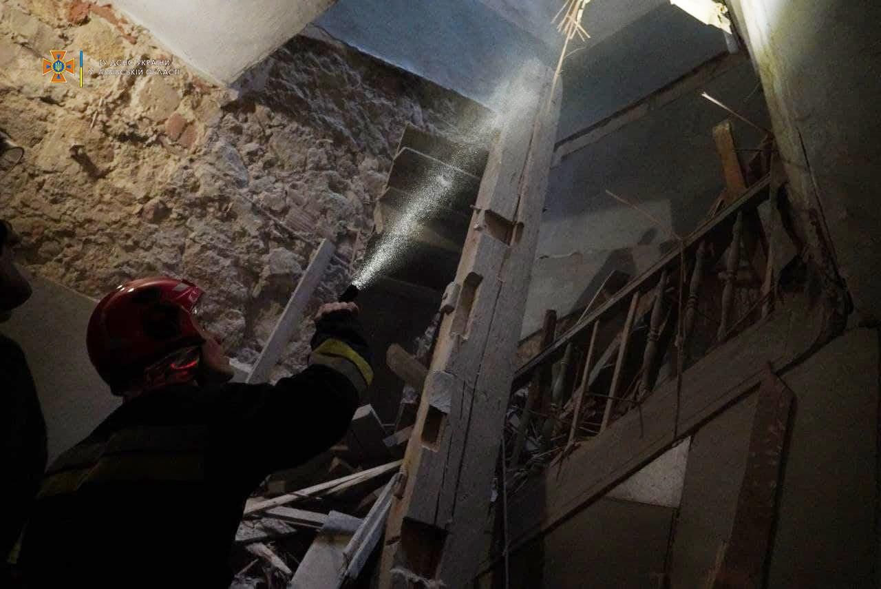 Обвал даху пам'ятки архітектури у Львові: з'явилося моторошне відео руйнування сходової клітки - Новини Львова сьогодні - Львів Обвал даху пам'ятки архітектури у Львові: з'явилося моторошне відео руйнування сходової клітки - Новини Львова сьогодні - Львів