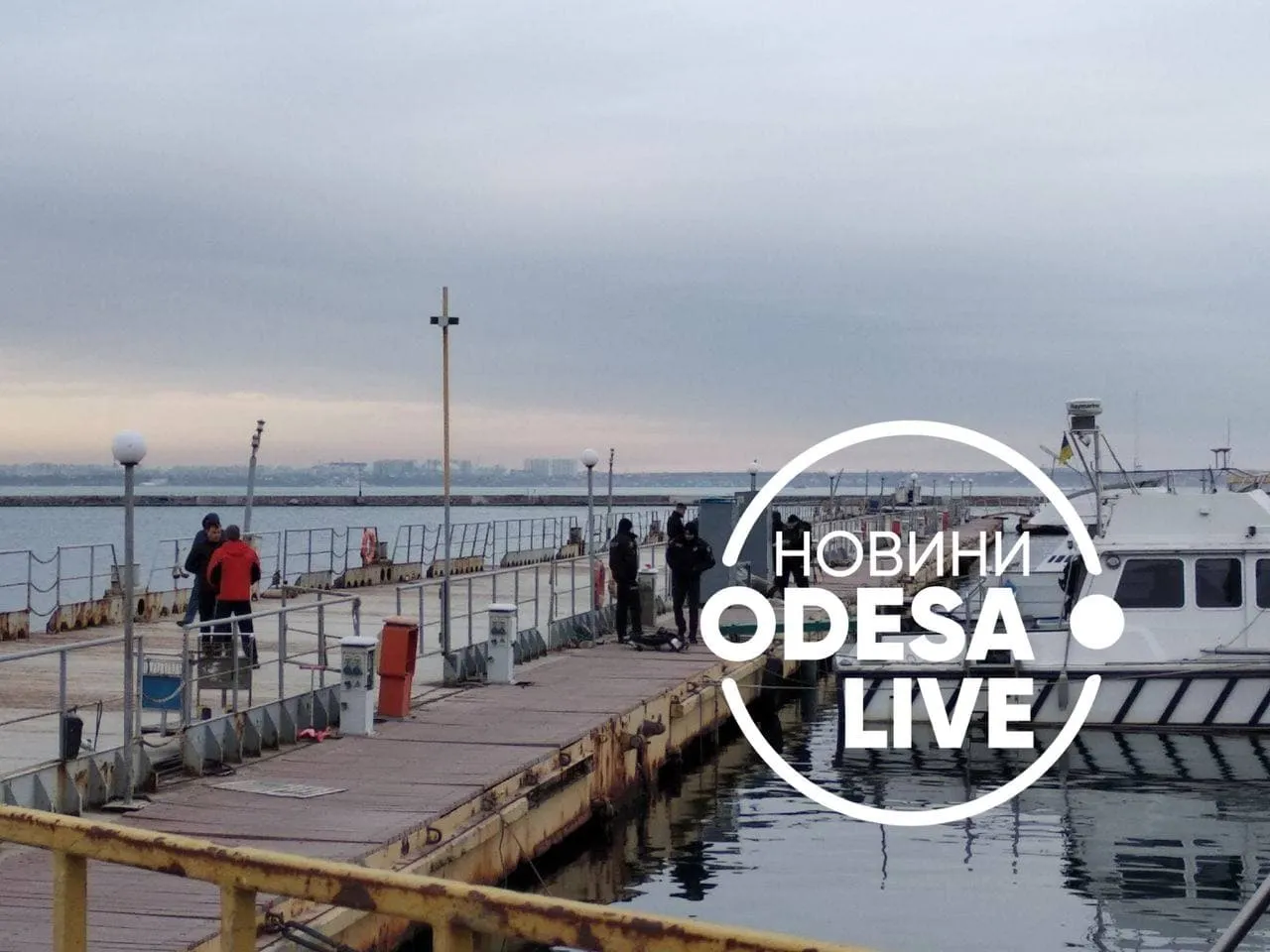 Дайвери спустилися до судна в Одесі, яке затонуло Дайвери спустилися до судна в Одесі, яке затонуло