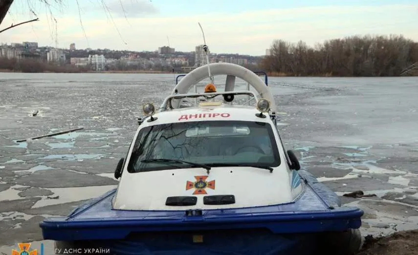 У Дніпрі під воду провалився рибалка, чоловік та поліція