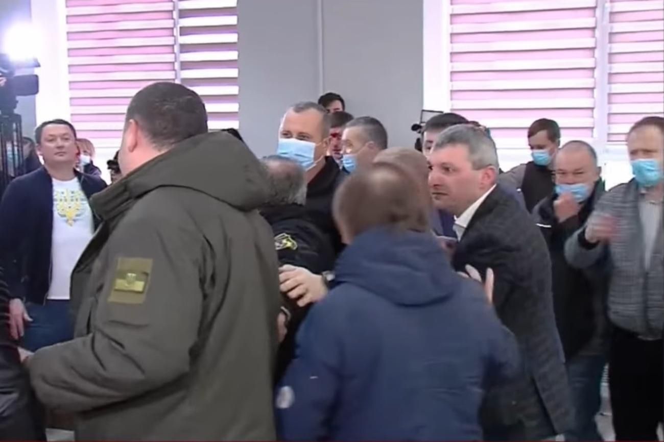 У Рівненській міськраді сталася епічна бійка між депутатами і місцевими людьми - 24 Канал У Рівненській міськраді сталася епічна бійка між депутатами і місцевими людьми - 24 Канал