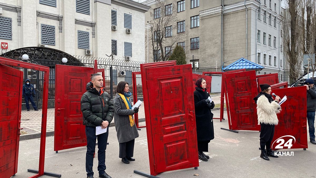 Перед посольством России в Киеве поставили 11 сломанных дверей: фото акции Перед посольством России в Киеве поставили 11 сломанных дверей: фото акции