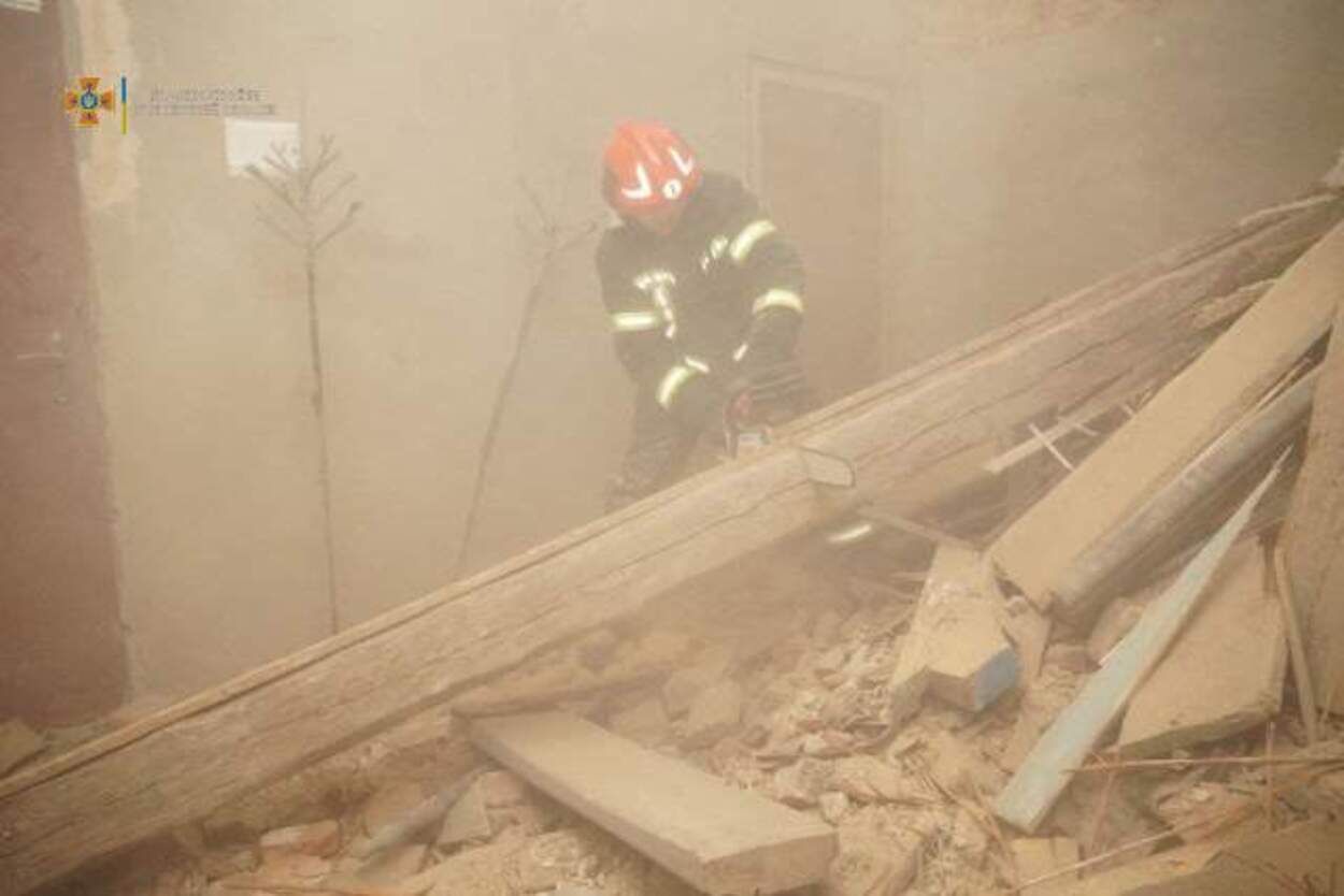 Лестница полностью разрушена: вероятная причина сокрушительного обвала крыши в центре Львова