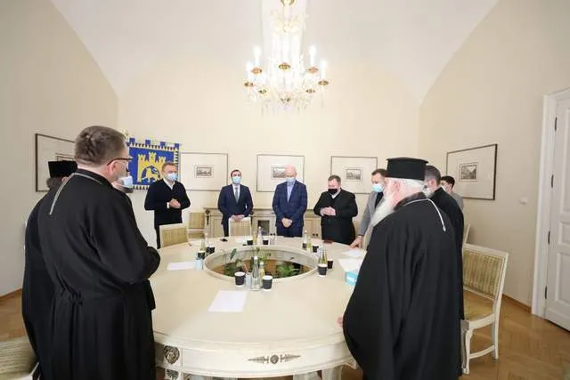 Духовенство зустрілося з владою Львова щодо переселенців з Донбасу