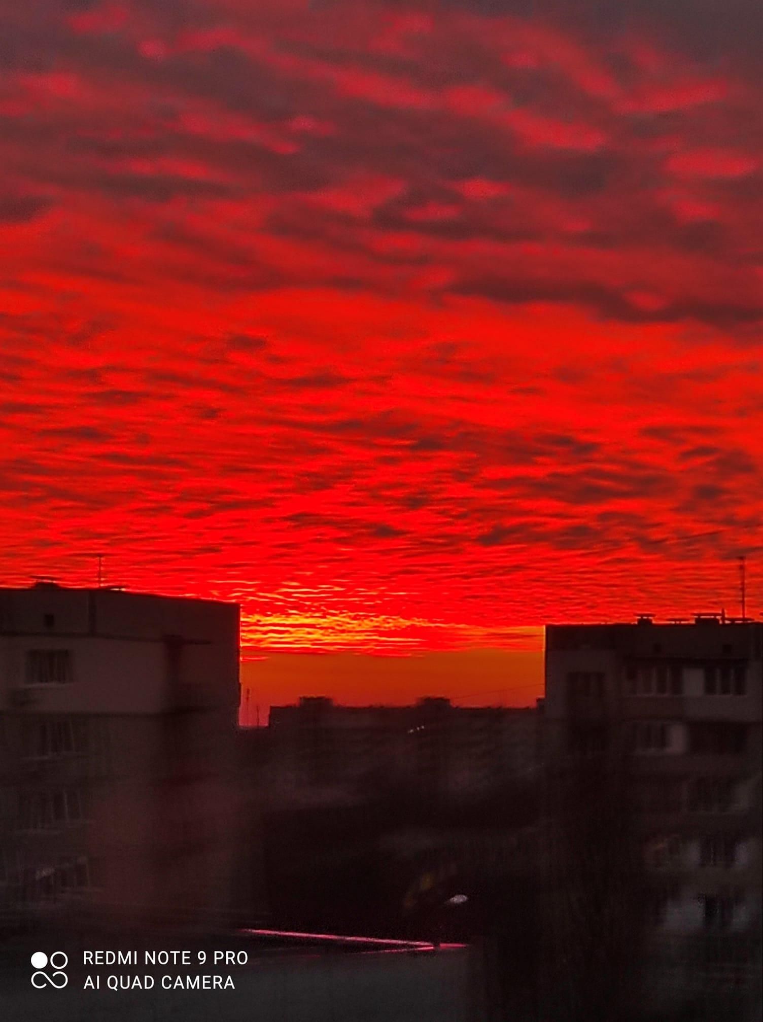 Вогняний світанок: кияни заполонили мережу фотографіями неба - Київ
