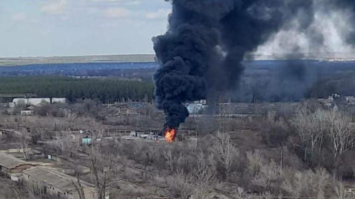 Спасатели не могут погасить пожар на Луганщине: боевики не прекращают обстрелы Спасатели не могут погасить пожар на Луганщине: боевики не прекращают обстрелы