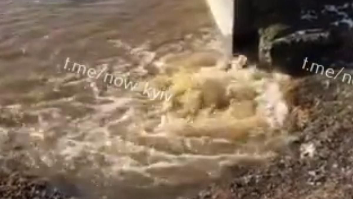 Вода в Днепре стала коричневой, в Киевводоканале назвали причину Вода в Днепре стала коричневой, в Киевводоканале назвали причину