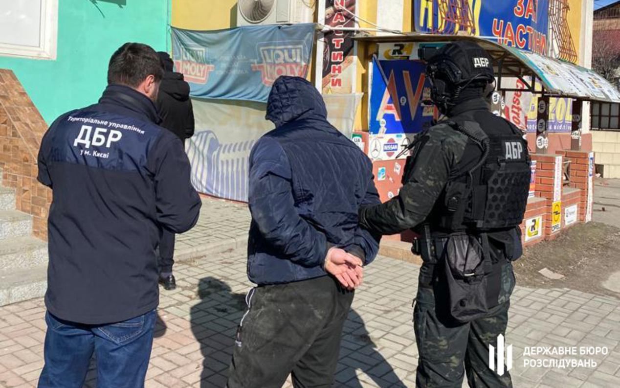 Поймали с поличным: на Киевщине полицейский килограммами продавал амфетамин