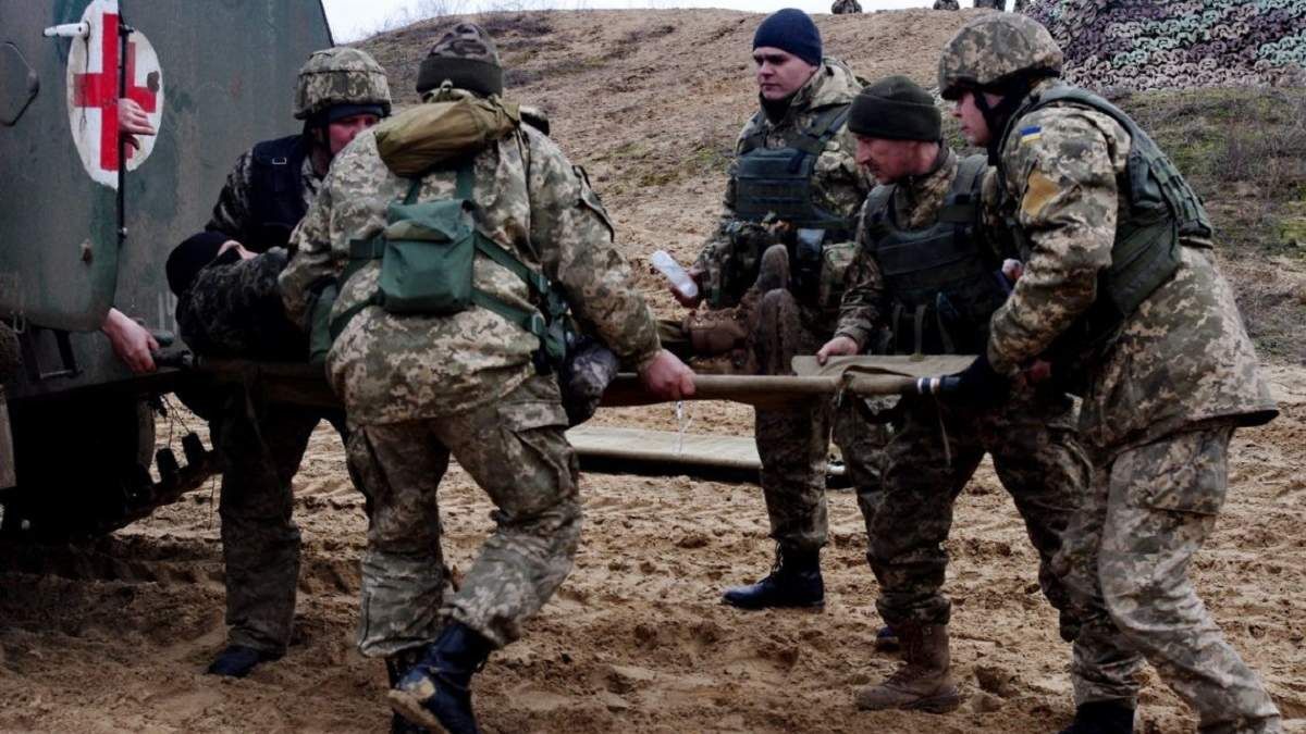 На Донбасі підірвався український військовий, ще один постраждав при обстрілі - 24 Канал