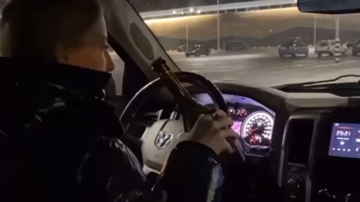 Компанія нетверезих підлітків каталася Харковом та розбивала пляшки на площі - Харків Компанія нетверезих підлітків каталася Харковом та розбивала пляшки на площі - Харків