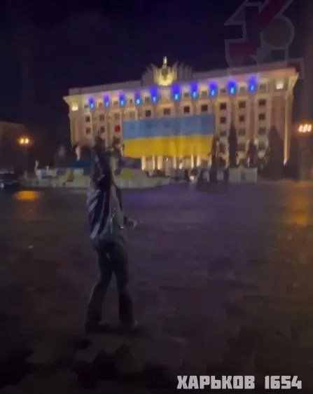 Порожні пляшки з-під алкоголю підлітки розбили об бруківку Порожні пляшки з-під алкоголю підлітки розбили об бруківку