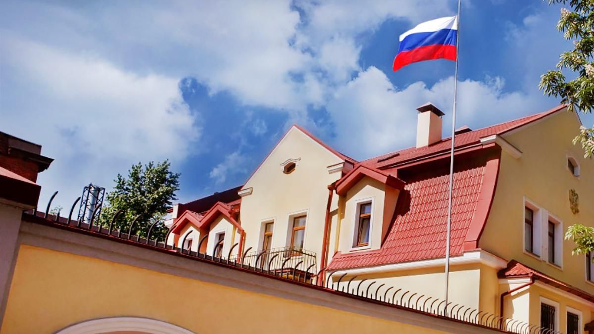 Российские консульства в Харькове и Львове также прекратили прием граждан