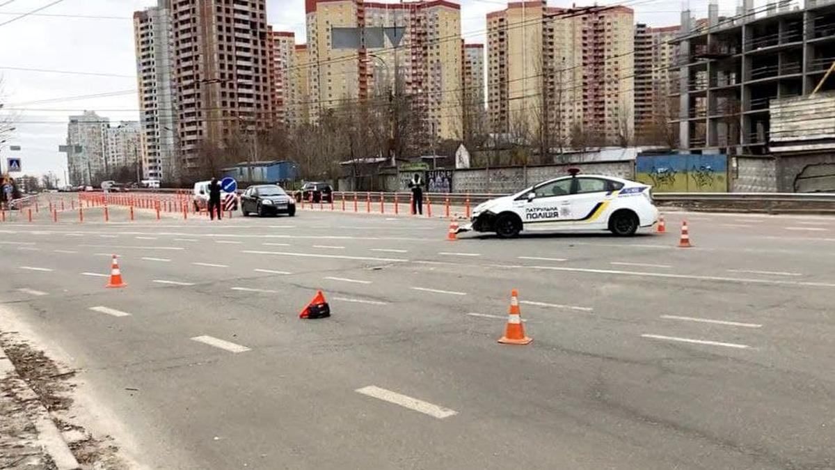 В Киеве водитель Skoda протаранил автомобиль патрульных: фото с места ДТП