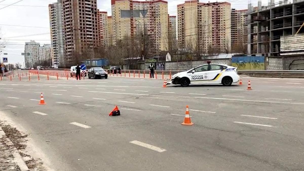 В Киеве водитель Skoda протаранил автомобиль патрульных: фото с места ДТП В Киеве водитель Skoda протаранил автомобиль патрульных: фото с места ДТП