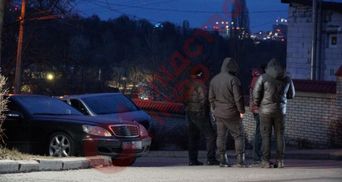 Возле дома Медведчука много полиции: обыскивают автомобили, – СМИ