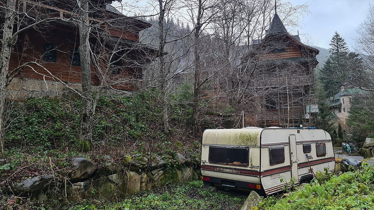 Дигери показали закинуту дачу Ющенка в Карпатах: вціліла тільки церква – атмосферні фото - Львів Дигери показали закинуту дачу Ющенка в Карпатах: вціліла тільки церква – атмосферні фото - Львів