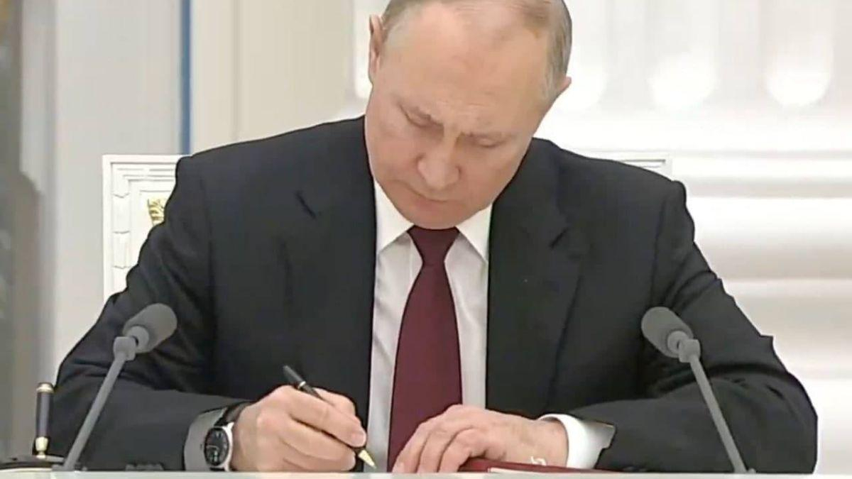 На часах Путина заметили не то время, когда он подписывал "признание" боевиков