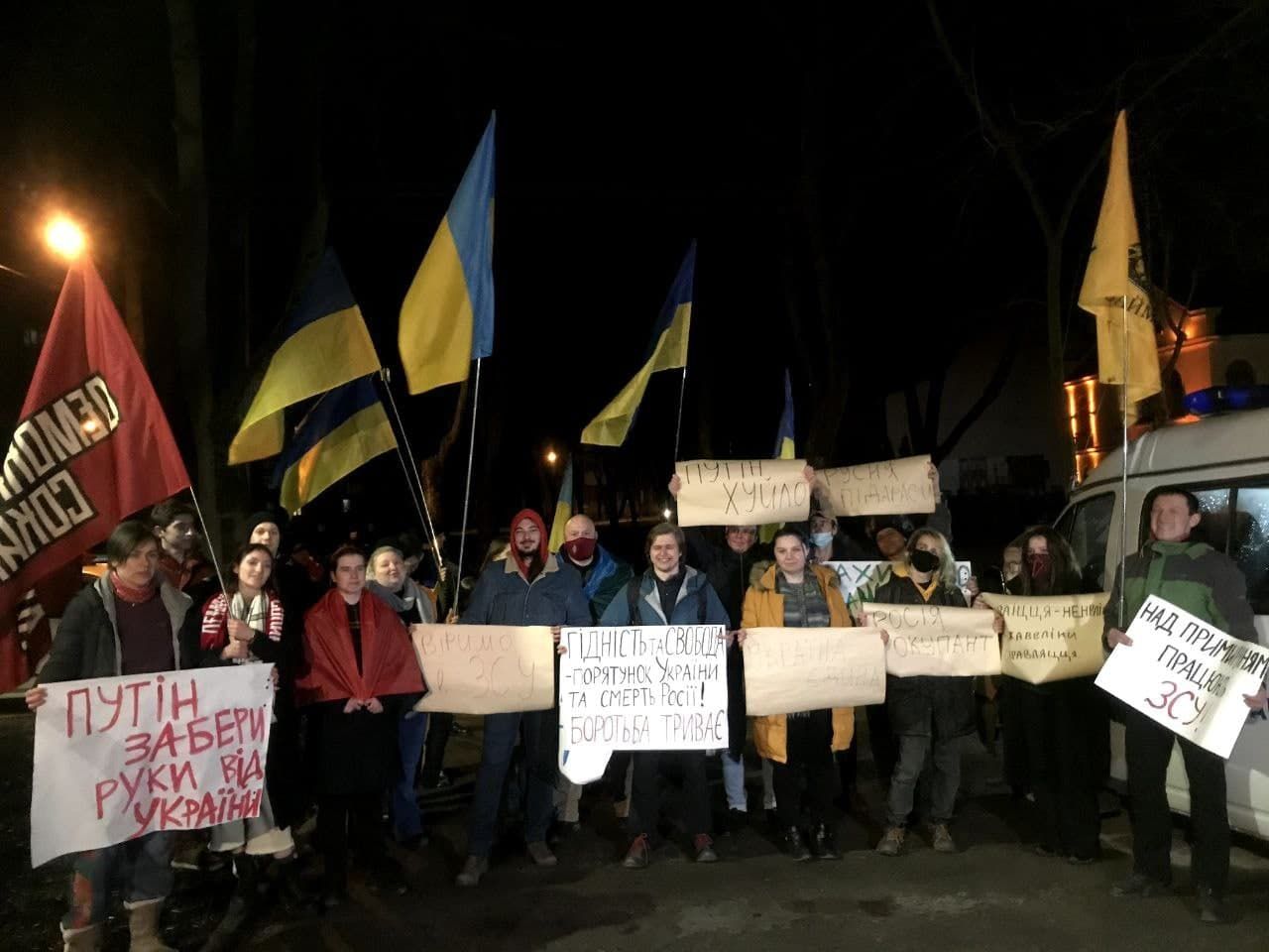 "Москалі – додому!": львів'яни після погроз Путіна прийшли до консульства Росії - Львів
