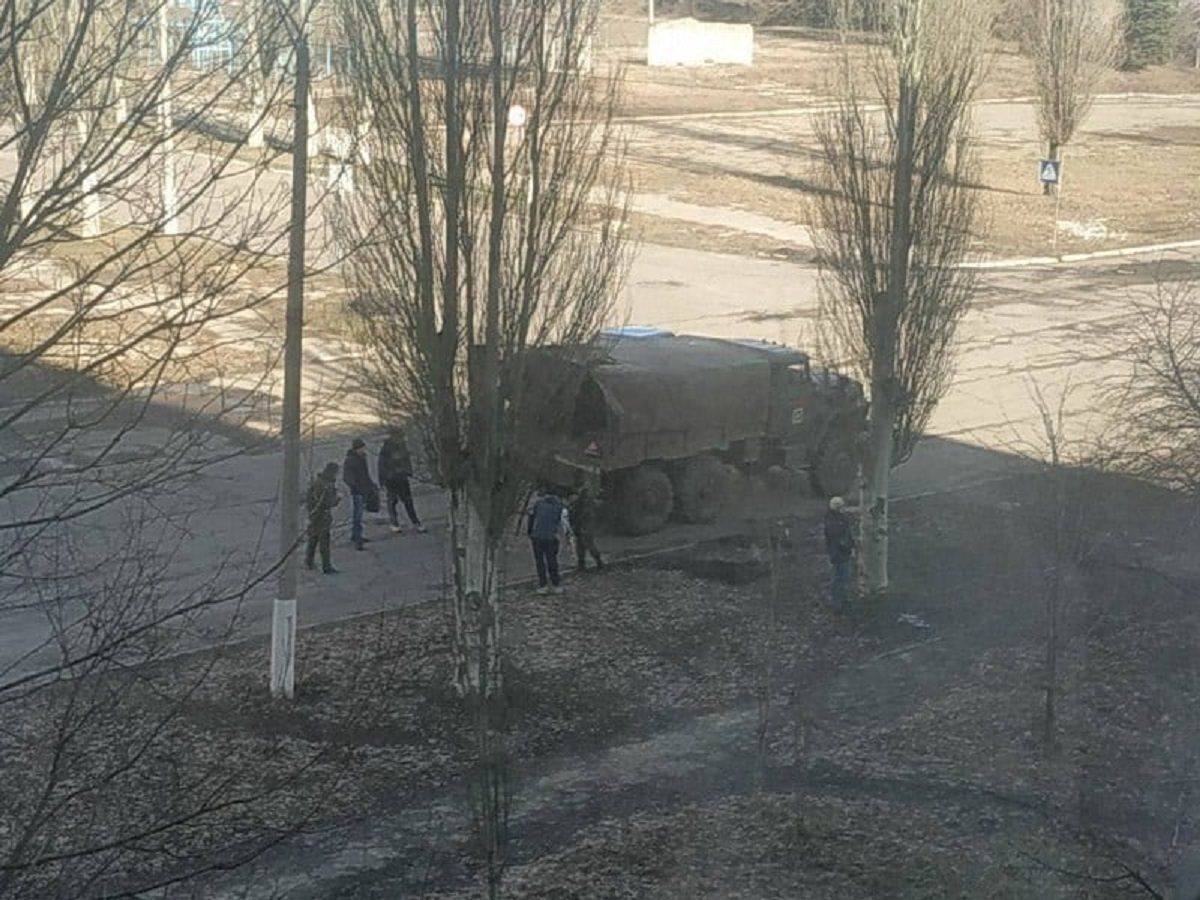Ловлять на вулиці й забирають телефон: як проходить масова "мобілізація" на окупованому Донбасі - 24 Канал