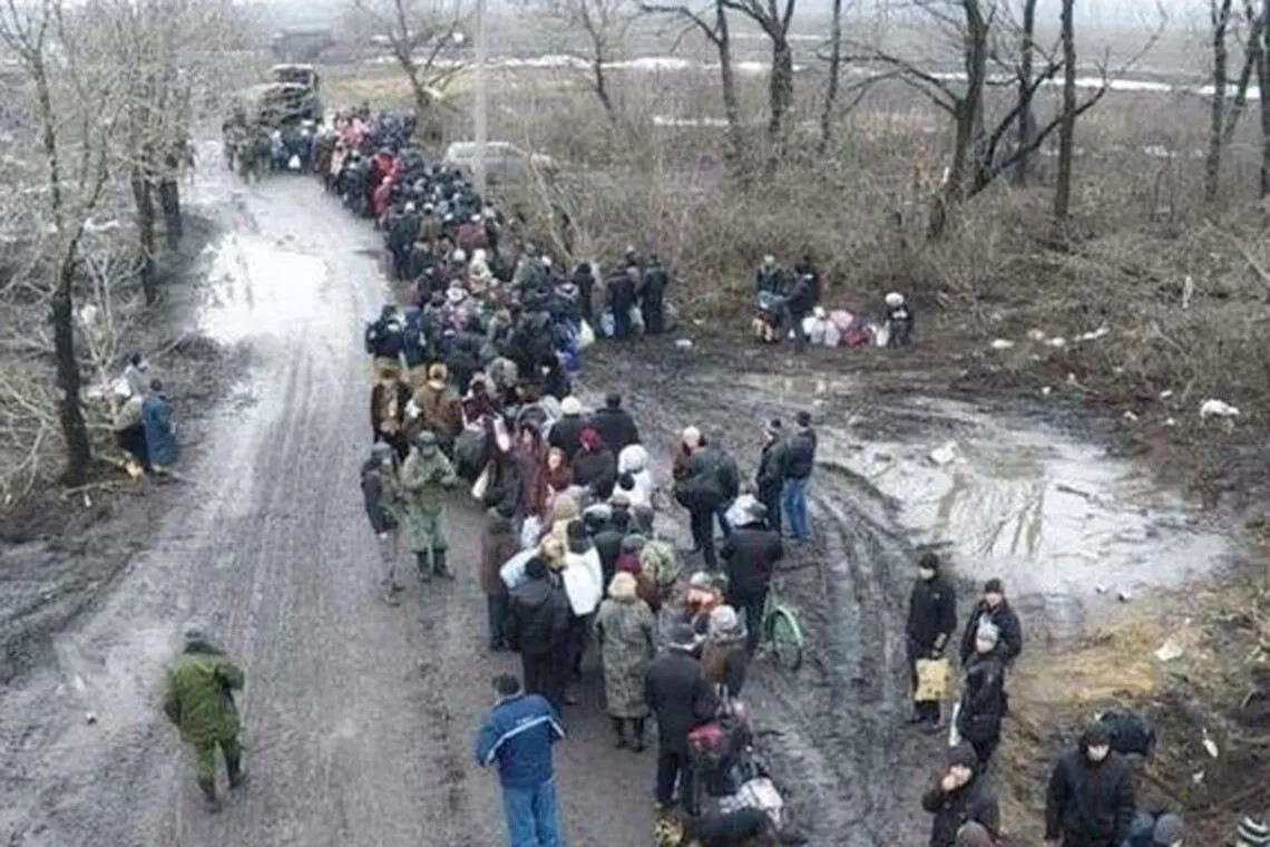 Евакуація бойовиками людей з Луганська, загроза вторгнення Росії, війна на Донбасі