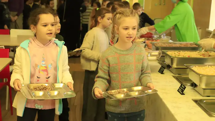 У школах буде "шведський стіл": для учнів Дніпра запроваджують нову систему харчування - Освіта