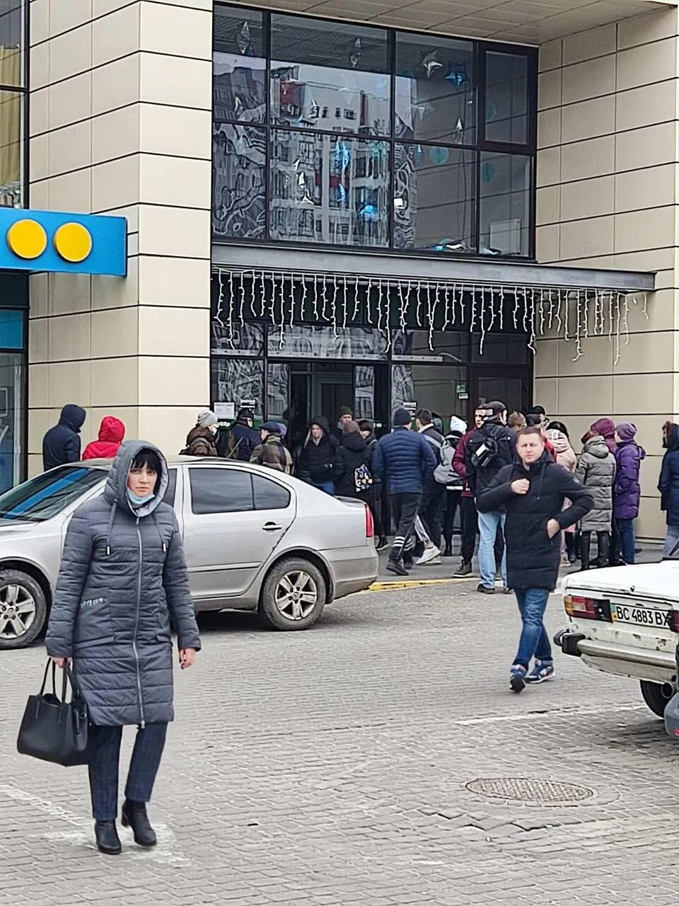 У Львові вкотре шукають вибухівку у кількох ТЦ: фото з місця події У Львові вкотре шукають вибухівку у кількох ТЦ: фото з місця події