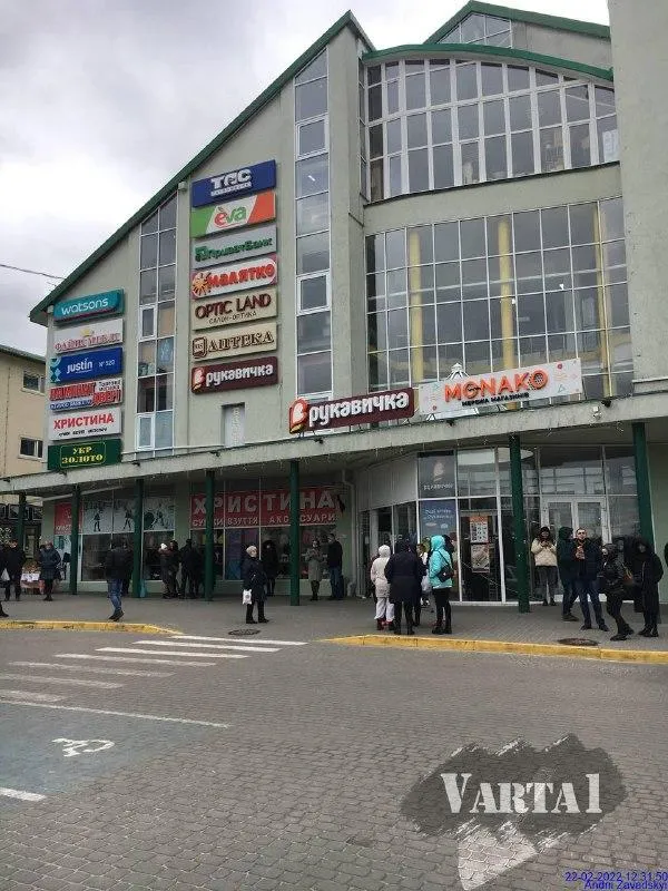 У Львові вкотре шукають вибухівку у кількох ТЦ: фото з місця події У Львові вкотре шукають вибухівку у кількох ТЦ: фото з місця події