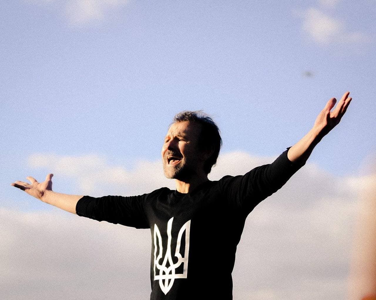 Щоб підняти бойовий дух: Океан Ельзи дав мініконцерт на "мості Кличка" у Києві