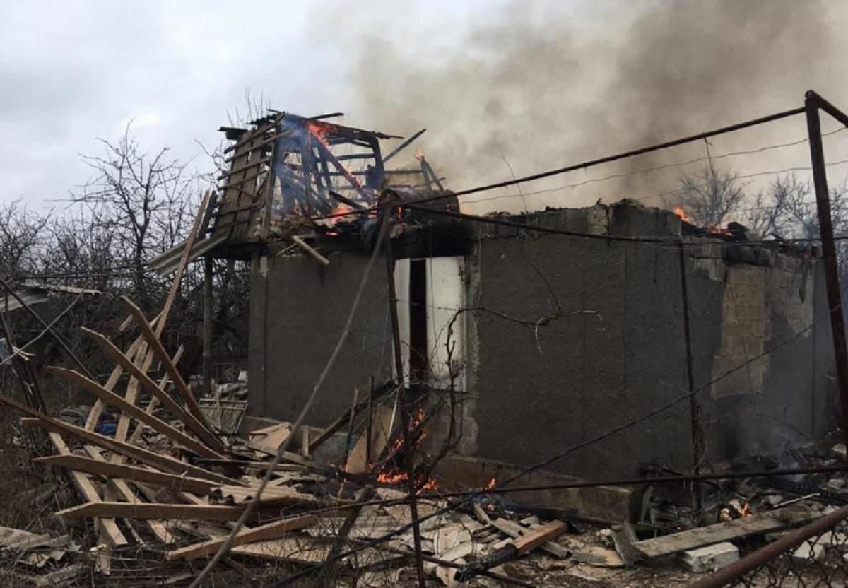 Бойовики повністю знищили житловий будинок у Водяному: фото з передової - 24 Канал