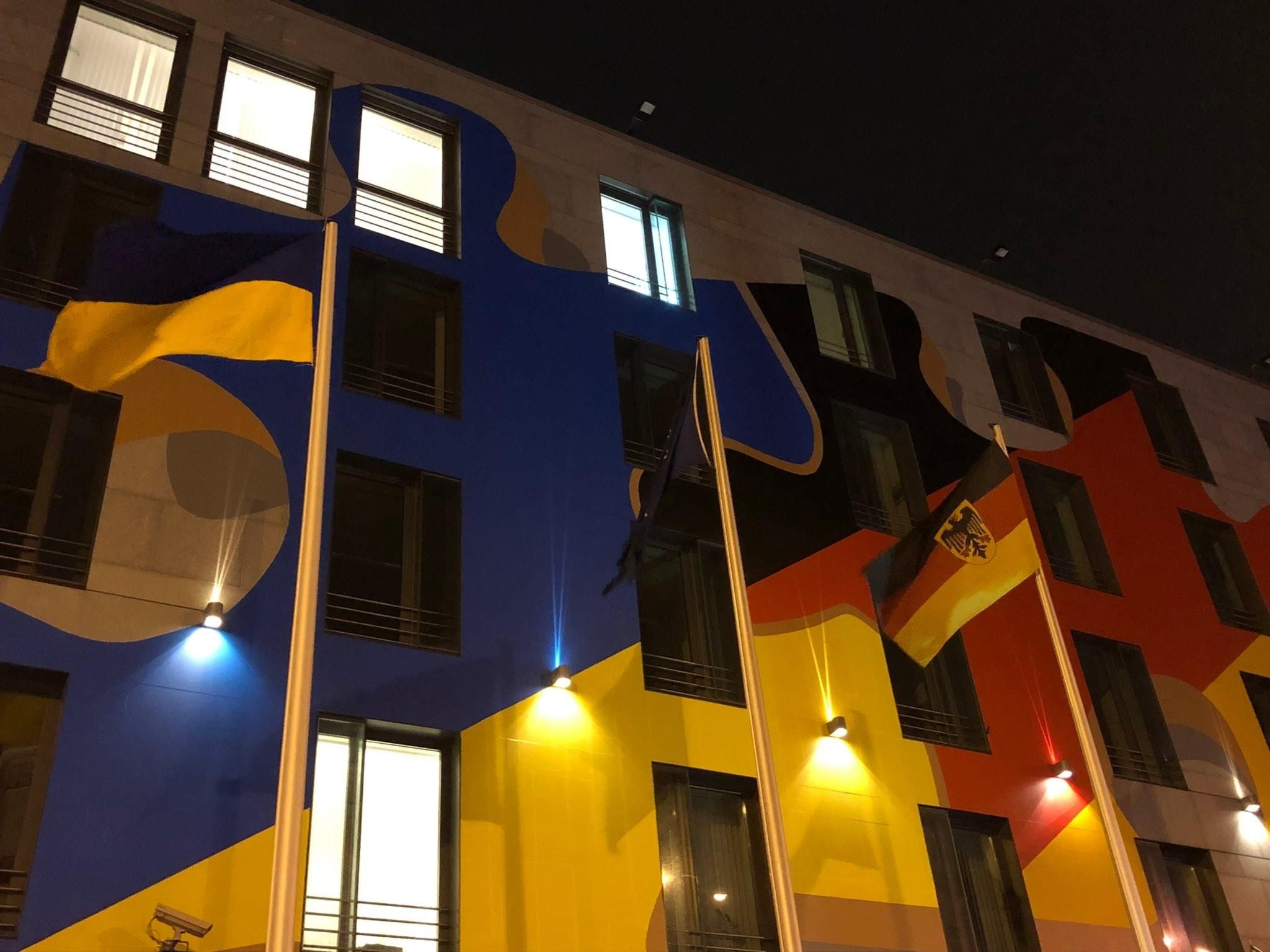 "Необычные мероприятия": над немецким посольством в Киеве прицепили украинский флаг "Необычные мероприятия": над немецким посольством в Киеве прицепили украинский флаг