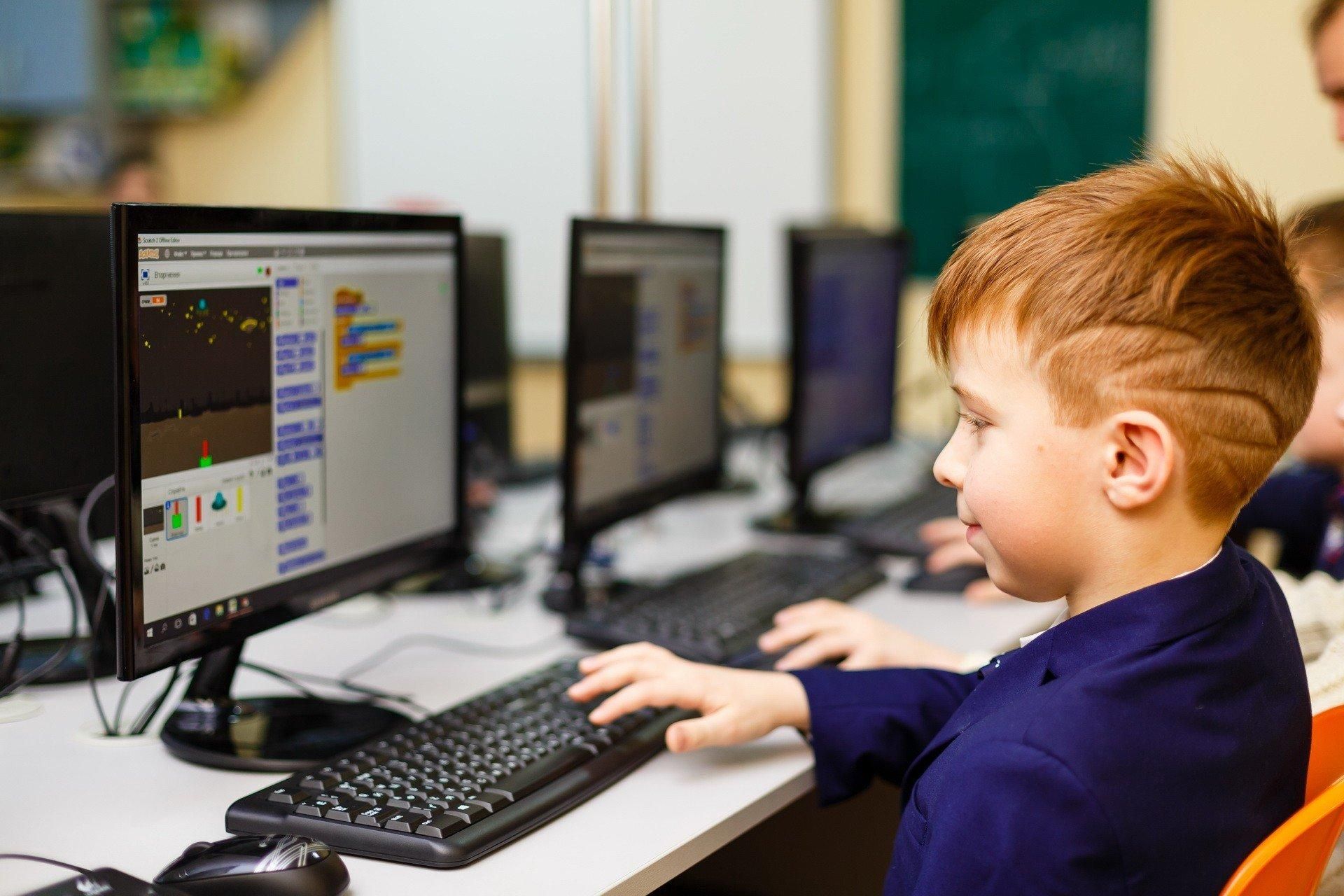 Скільки шкіл в Україні мають швидкісний інтернет та користуються е-журналом: статистика - Освіта