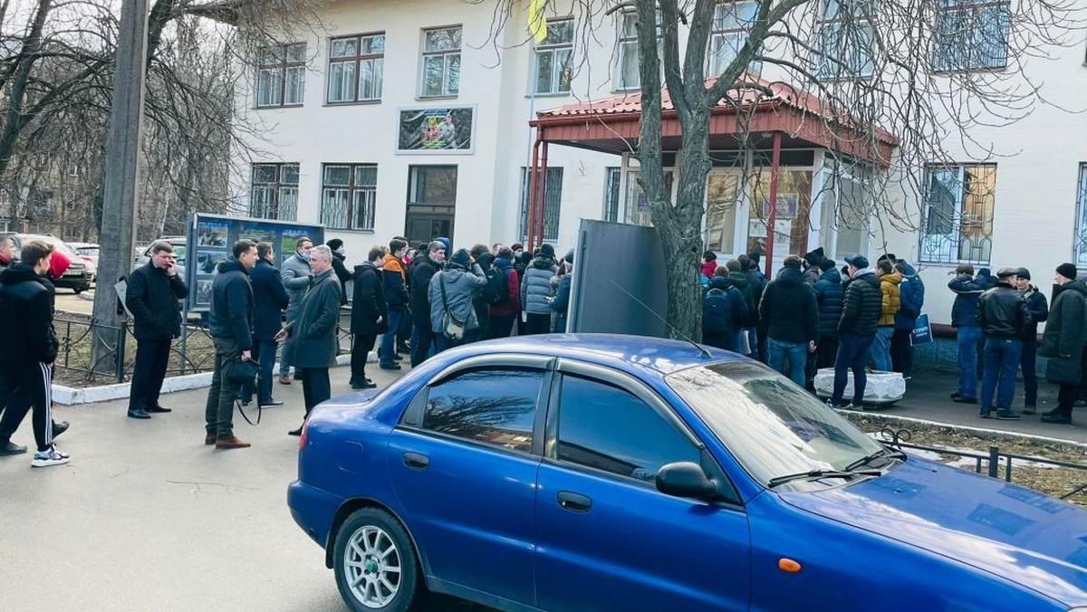 На фоне российской агрессии: в Киеве мужчины массово идут в военкоматы На фоне российской агрессии: в Киеве мужчины массово идут в военкоматы