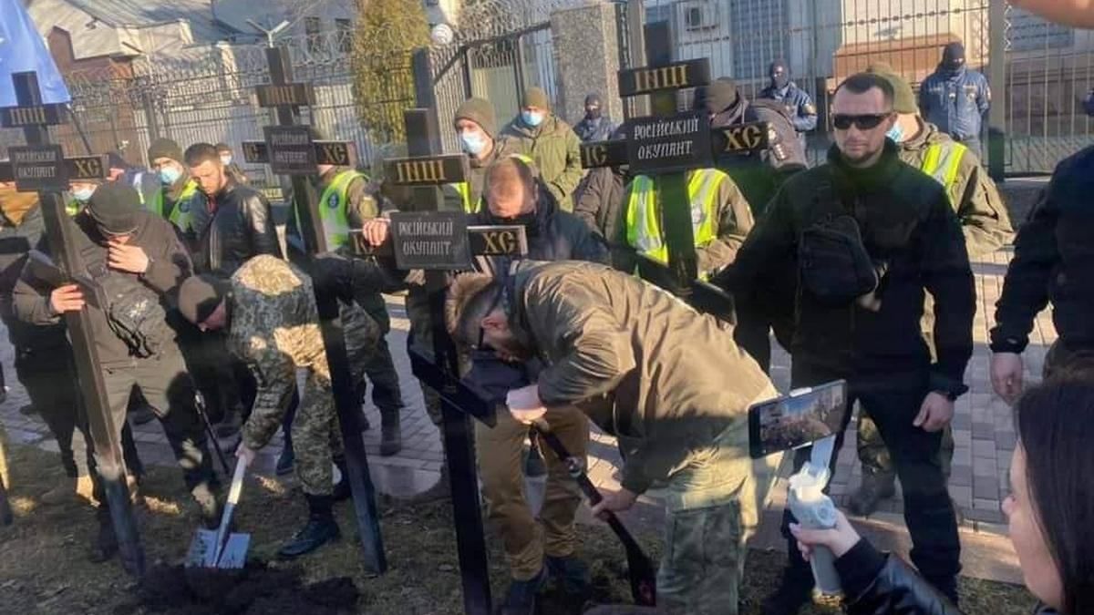 Імперія має померти: під посольством Росії у Києві проводять потужну акцію протесту - Київ Імперія має померти: під посольством Росії у Києві проводять потужну акцію протесту - Київ