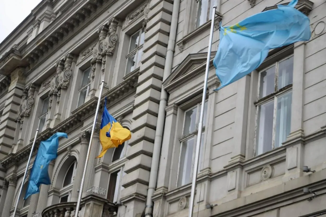 У Львові замайорів кримськотатарський прапор: чарівне фото У Львові замайорів кримськотатарський прапор: чарівне фото