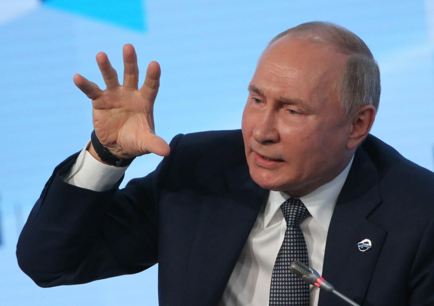 Путин просит разрешить использовать войска за границей