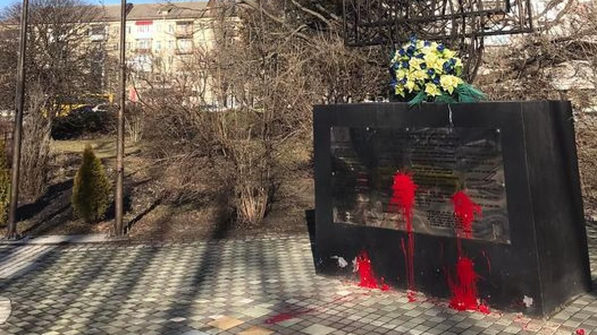 Невідомі вкотре облили фарбою пам'ятник воїнам АТО у Києві - Київ