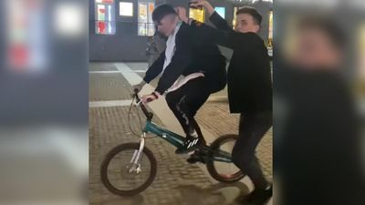 Барбер стриг хлопця на велосипеді в центрі Дніпра: епічне відео