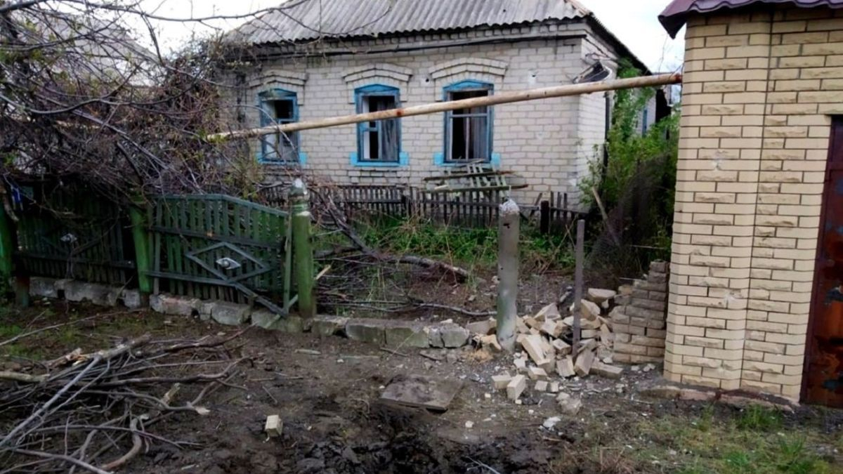 Під час обстрілу Мар'їнки поранили мирного жителя - 24 Канал Під час обстрілу Мар'їнки поранили мирного жителя - 24 Канал