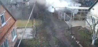 Б'ють просто по будинках: у мережі опублікували відео, як окупанти гатять по Щастю Б'ють просто по будинках: у мережі опублікували відео, як окупанти гатять по Щастю