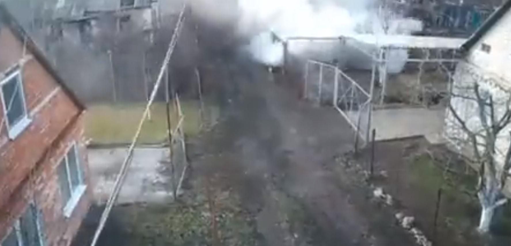 Б'ють просто по будинках: у мережі опублікували відео, як окупанти гатять по Щастю - 24 Канал