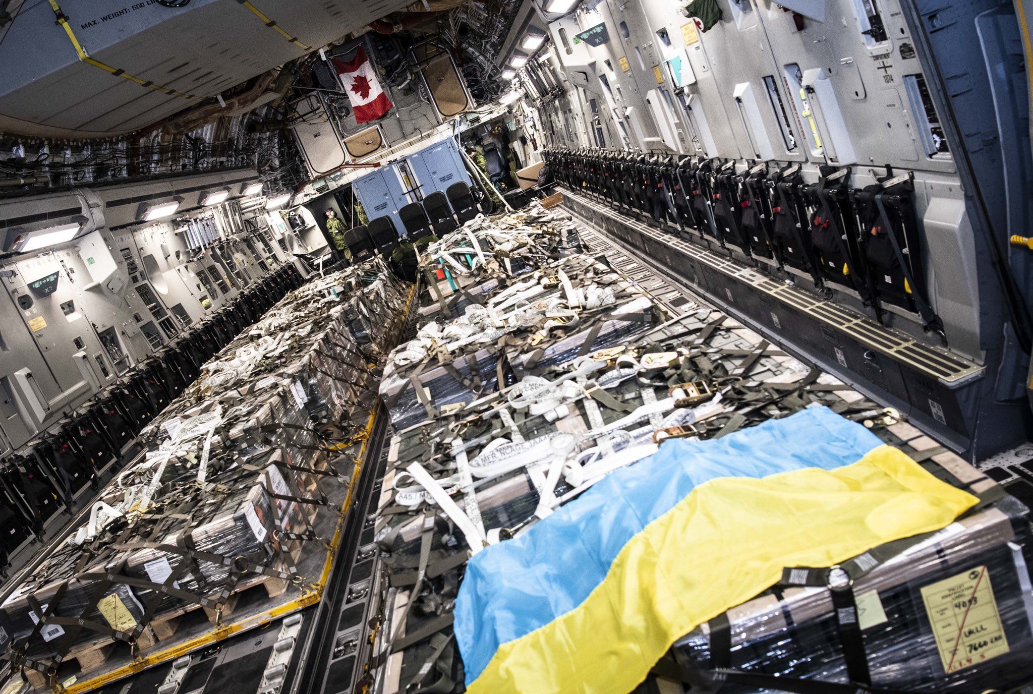 В Украину прибыл второй самолет с летальным оружием из Канады