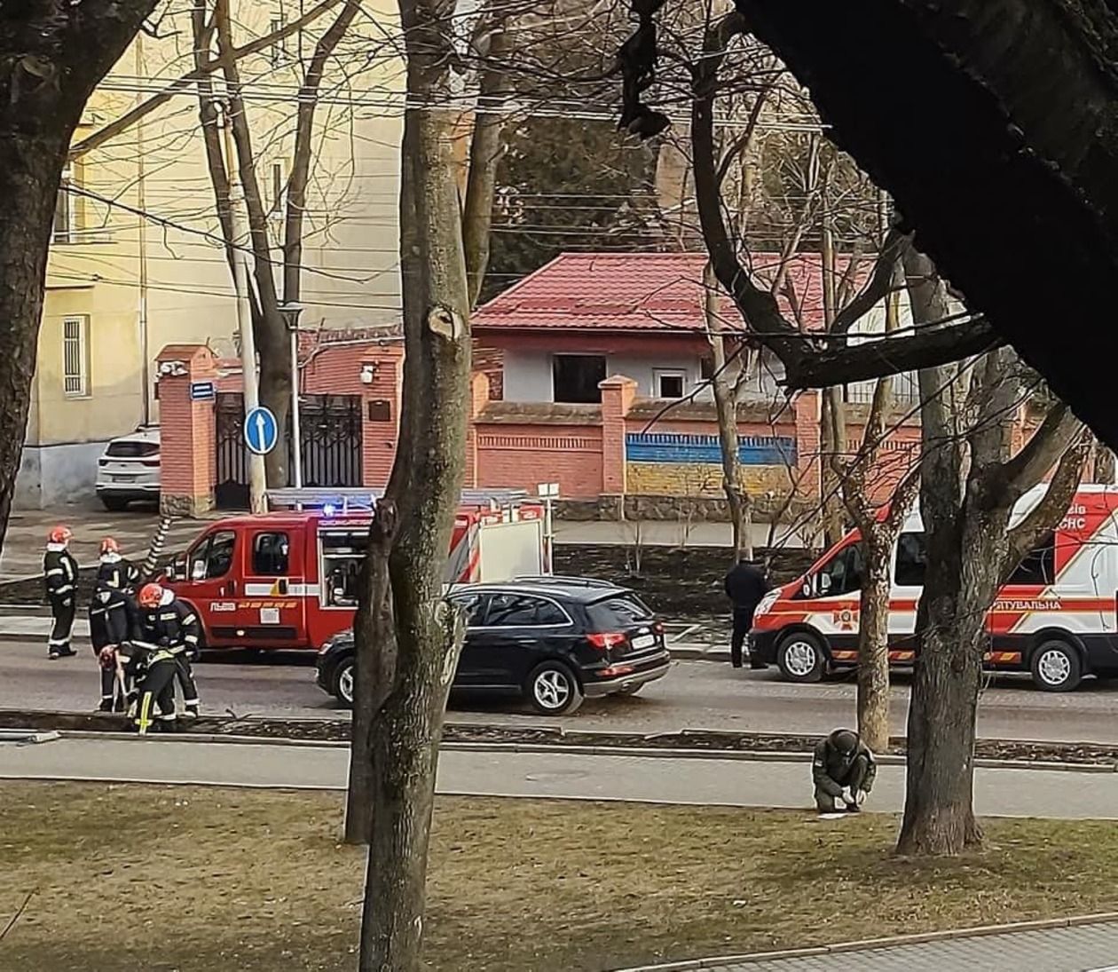 Російське консульство у Львові спалює документи - Львів Російське консульство у Львові спалює документи - Львів